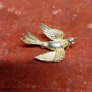 Vintage J&J Shiny Gold Bird Brooch